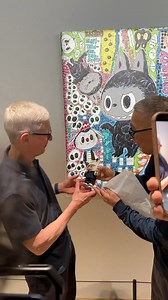 21K views · 262 reactions | Chú Tim Cook ghé triển lãm 10 năm THE MONSTERS chơi, và được chú Kasing tặng bé Labubu phối cũng giống chú Tim, liệu có màn collab nào sắp tới không? #Popmart #labubu #apple #themonsters | PM Online Updates | Facebook