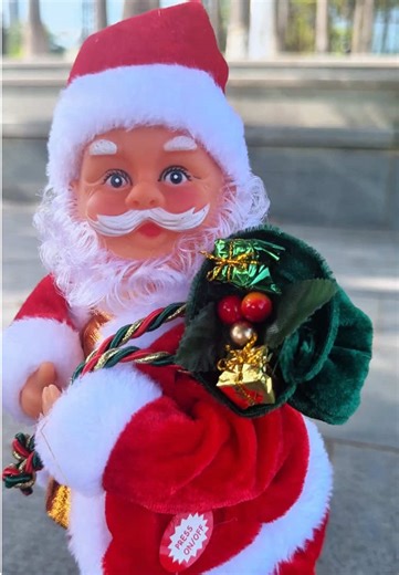 The irresistibly hip-shaking Santa! His swaying moves are utterly adorable—the new favorite in American homes this holiday season! #HolidayFun #ChristmasVibes #SantaClausToys #MustHaveGift #FunnyChristmas