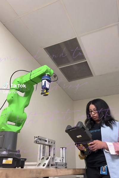 Jogging the robot 🤖 #fanucrobot #robotictech #fanuccontrol #controlstech #blackgirlsinstem #blackgirlintechloading #robotprogramming #controlsengineering