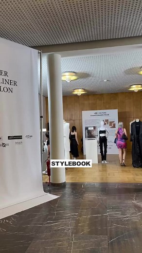Der Berliner Salon stellt dieses Jahr zur Berliner Fashion Week über 50 Designer aus den Bereichen Lifestyle und Mode aus. Bei den Designs lassen sich einige Trends erkennen. Unser Favorit: Die kunstvoll gefertigten Oberteile aus Spitze! Welches Stück würdet ihr sofort anziehen? #bfw #berlinfashionweek #fashionweek #berlin #fashion #mode #art #nachhaltigkeit | Stylebook