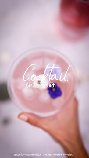 🍸En quête d’un mélange exotique pour les fêtes ? Poire et Cactus vous propose son cocktail Gin Pink Aisling (sirop de litchi, baies roses concassées, citron vert et fleurs comestibles) aussi doux qu’original ! La recette parfaite pour montrer vos talents de mixologue à vos amis et faire voyager leurs papilles ! 🌸 La recette complète ici 👉🏻 https://www.spar.fr/recettes/24072-christmas-cocktail-gin-pink-aisling-litchi/ | SPAR