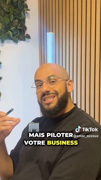 💼 LA CLÉ POUR FAIRE EXPLOSER TON BUSINESS AMAZON (CE QUE J’AI COMPRIS TROP TARD) 🚀 🔥 Je le dis souvent à mon équipe : le vrai déclic dans un business, c’est le moment où tu comprends qu’il faut apprendre, déléguer et piloter. Au début, je faisais tout moi-même. 📦 J’envoyais mes colis à 2h, 3h du matin. Oui, je vendais. Oui, j’étais content. Mais est-ce que c’est une vie durable ? ❌ Non. ⚡ Ce qui a tout changé pour moi, c’est le jour où j’ai délégué ma logistique. À partir de ce moment-là : ✅