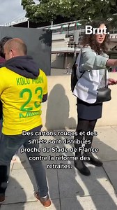 Des cartons rouges et des sifflets sont distribués par milliers autour du stade de France contre la réforme des retraites et le 49.3, Emmanuel Macron étant présent en tribune ce soir pour la finale de coupe de France entre Nantes et Toulouse. | Brut