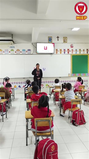 เด็ก ๆ ห้องเรียน MIEP ได้เรียนรู้ตัวอักษร U ผ่านกิจกรรมที่สนุกและเหมาะกับวัย เด็ก ๆ ได้ฟังเสียงตัวอักษร ฝึกออกเสียง และได้สนุกกับการเรียนรู้ตั้งแต่ก้าวแรก ✨📖 Our MIEP students learned the letter U through fun and age-appropriate activities. They practiced listening to the letter sound and pronouncing it through playful learning. ✨📖 #นักเรียนในภาพได้รับความยินยอมในการเผยแพร่ตามกฎหมายPDPA | โรงเรียนมหาไถ่ศึกษาเลย Holy Redeemer Loei School