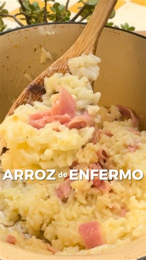 Paulina Cocina - Recetas y eso on Instagram: "Si te duele la panza, guardate este video 🍚❤️ De una olla sale mucho más que un acompañamiento. Acá va como hacer arroz bien explicado, con arroz blanco clásico y giro directo a arroz con queso. La idea es aprovechar el arroz, sumar opciones a recetas con arroz y perderle el miedo a los arroces. INGREDIENTES: arroz blanco con queso 1 taza de arroz largo fino 2 tazas de agua/caldo 1 diente de ajo Aceite 1 cda de manteca 200 de queso cremoso 2 fetas d