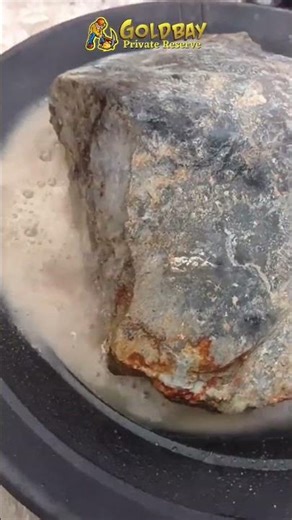 Violent 35% H202 reaction on gold ore specimen. Full video in the link https://youtu.be/a5EaeL-CDFo