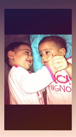 Un amour fusionnel. Un amour inconditionnel. Un lien que personne ne peut comprendre s’il ne l’a pas vécu. C’est quelque chose de plus fort que les mots, de plus puissant que le temps. Les jumeaux monozygotes… On les appelle le miracle de la vie. Deux corps, un seul souffle. Deux chemins, une seule âme qui se reconnaît. Ce lien-là ne s’explique pas Il se ressent il se vit 💙❤️ #followers #reels | Nakache Joelle