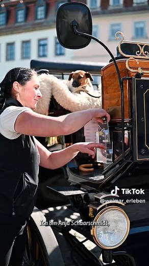 🎬 Vorhang auf für: „Wir sind Weimar“ Was macht Weimar so besonders? Die Menschen! Kutscherin, Gastronomen, Stadtführerinnen, Hoteliers, Künstler – und vor allem: die Weimarer selbst. Den Anfang macht heute: Anja Schaarschmidt, unsere Kutscherin mit Herz und natürlich ihr treuer Begleiter Fridolin 🐶 🐴 Hört ihre Geschichte – und spürt, was für sie Weimar ausmacht. In den nächsten Wochen entsteht hier Stück für Stück ein ganz persönliches Bild unserer Stadt. #WirSindWeimar #travel #weimar
