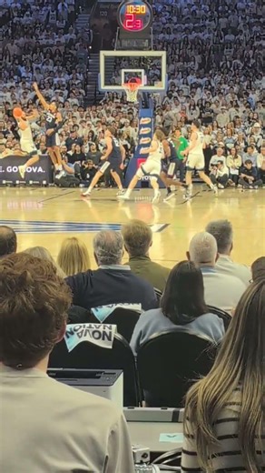 Greatness!!!! Lock.down defense leads to run out that ends with a big slam dunk!!