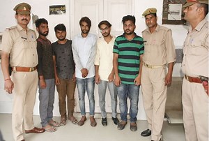 बैंक खातों में सेंध लगाने वाले साइबर ठग के एक गिरोह का भंडाफोड, 3 युवतियों सहित 8 गिरफ्तार