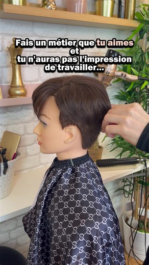 Tu passes une grande partie de ta vie à travailler. Alors pourquoi subir un métier que tu n’aimes pas ? Un métier qui te frustre, qui ne t’épanouit pas, ou pire… que tu détestes. Tu as le droit de choisir autre chose. Choisir un métier qui te plaît. Un métier où tu te sens bien. Un métier où tu ne vois pas le temps passer. Et non, il n’y a pas d’âge pour changer. Si tu as l’envie et la santé : tu peux le faire. Arrête de subir. Décide de t’épanouir. Et si tu veux devenir coiffeuse : Abonne-toi e
