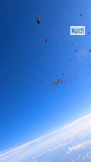 193K views · 39K reactions | Le record du monde de saut en parachute battu dans le ciel de Chicago 廒 Des parachutistes venus des quatre coins du monde se sont élancés au-dessus de Chicago pour battre un record du monde historique. Parmi eux, deux Français, Karine Joly et Greg Crozier. Sous leurs voiles colorées, la ville s’est transformée en scène géante, témoin d’une chorégraphie aérienne millimétrée.  @ewan_cowie_photography | Paris Match | Facebook