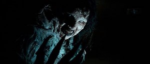 Filme: Friend Request Cuidado com quem você exclui do seu Facebook!! Após desfazer amizade no Facebook, garota é perseguida por um espírito demoníaco. A jovem estudante Laura passa sua vida com incontáveis amigos em redes sociais. Mas após a morte de um colega de classe, o mundo virtual de Laura se torna mais e mais ameaçador e a colisão com a solidão real começa… O Filme já estreou nos Estados Unidos. - Wolf | Filmes de Terror & Horror