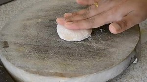 Simple & easy to roll aloo paratha ! :) {Recipe with tips & tricks} :http://www.sonykitchen.com/2014/02/aloo-paratha.html#more | Sony's kitchen