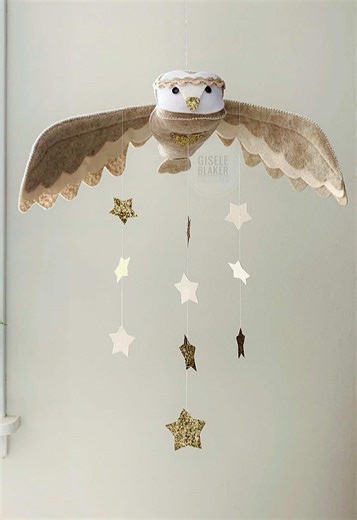 Where are my owl lovers at??? This magical, whimsical creature is such a statement in any nursery or playroom! The dangling stars shimmer and the whole mobile spins with gentle breeze. It truly is a perfect piece for a magical woodland or garden nursery. The wings have wires inside and can be adjusted to different positions. 🦉 💛✨#owllovers #genderneutralnursery #whimsicalnursery #girlbedroom #woodlandnursery