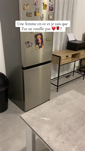 Une femme en or : le bonheur partagé au dîner