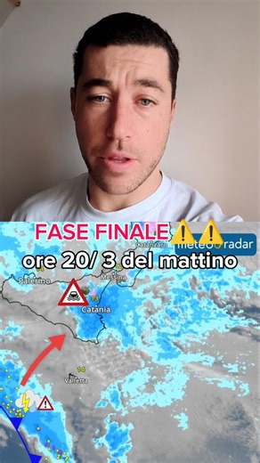 ⚠️ Fase più critica del ciclone Harry⚠️ Onde spaventose spazzano la costa mentre un fronte temporalesco minaccioso si avvicina dal mare.⚡ Prestate molta attenzione fino a questa notte Ancora vento molto forte! ➡️ https://to.meteoeradar.it/4aeec0 #maltempo #meteoeradar #cicloneharry #sicilia | Meteo & Radar Italia