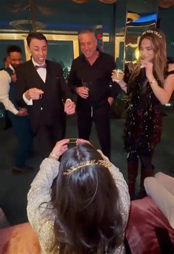 World's greatest " crazy man's handcuffs" magic 🎩 ✨️ 💛 trick!! 😃