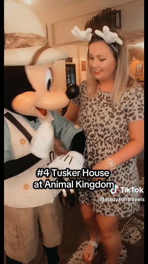 ✨ Top 5 Disney Character Dining Experiences You Can’t Miss! ✨ 5️⃣ Storybook Dining with Snow White at Artist Point at Disney’s Wilderness Lodge 🏞️ – Where else can you meet Grumpy and Dopey? 🤔 The Evil Queen makes an appearance, and the food is exceptional! It’s a totally unique experience that you won’t find anywhere else. 🍏 4️⃣ Tusker House at Disney’s Animal Kingdom 🦁 – A buffet that’s perfect for even the pickiest eaters! 🍽️ The characters in their safari outfits are adorable, and the i