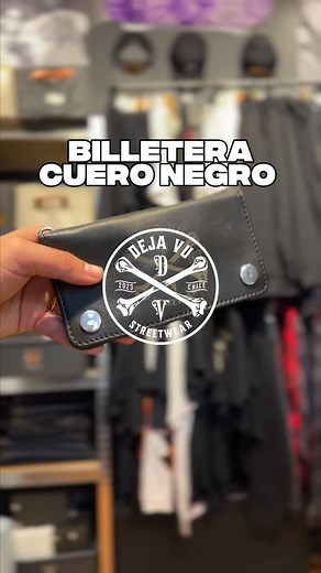 Billeteras Deja Vu 🔥 Billetera de Cuero Negro Deja Vu Confeccionada en cuero legítimo pakistaní, suave y duradero. Incluye cadena metálica de 52 cm para mayor seguridad. Medidas: 15,5 x 9 cm. Un clásico atemporal, creado para quienes entienden que los detalles también comunican. 📍 Bilbao 299, Providencia – @Casa Pistón 🌐 dejavuchile.com 📦 Envíos a todo Chile 💳 Todo medio de pago 💬 56 9 9715 4476 Deja Vu — porque incluso los accesorios pueden tener historia. | DEJA VU streetwear