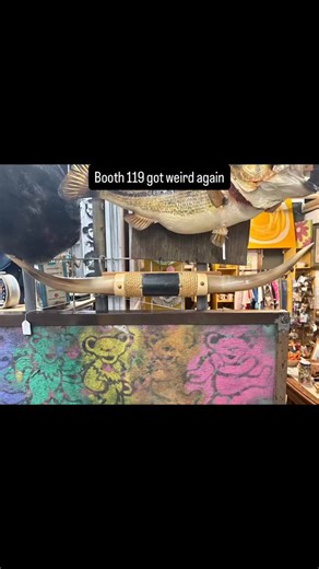 Steer horns that don’t whisper. A Bugs Bunny alarm clock with opinions. Paper-mâché folk art that absolutely didn’t come from a big box store. And a metal airline lunchbox that’s cooler than it has any right to be. Buckles, wall pieces, and the usual controlled chaos — all sitting in the Junkmeister’s booth (119) at Fleur De Flea. Doors open 11. Come take a second lap. #FunkeyJunkmeister #Booth119 #FleurDeFlea #VintageFinds #WorthTheDig | The Funkey Junkmeister