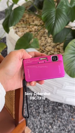 กล้องดิจิตอลเก่า 90's📸 on Instagram: "🪩[𝐀𝐕𝐀𝐈𝐋𝐀𝐁𝐋𝐄]🔗 SONY CYBER-SHOT DSC-TX10🔥🔥 กล้องดิจิตอล SONY 📸 บอดี้สีชมพู🌈 สไลด์ เบาบาง น่ารักมากกก✨ หน้าจอทัชสกรีน วาดรูปตกแต่ง แสตมป์ไอคอนได้ มาพร้อมโหมด soft skin 🧏🏻‍♀️ กล้องใช้งานง่าย เมนูอังกฤษ โทนรูปดี ยิงแฟลชสวย 💬˖꙳ 💥ราคา 4290 บาท (รวมส่ง) 🪄สนใจขอดูรูปจากกล้องเพิ่มเติมผ่านทาง Dm หรือ Line officialได้เลยน้าา 🔗ความละเอียด 16.2 Megapixels 🔗กล้องถ่ายได้ทั้งภาพนิ่ง และวิดีโอ 🔗ปรับโทน Whitebalance 🔗กล้องใช้แบตเตอรี่ (ให้ไปพร้อมใช้) �