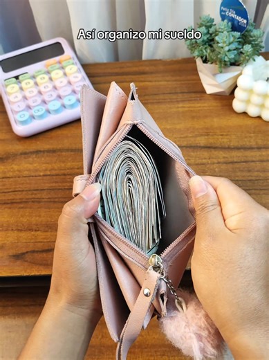 ¿Cuántos trabajos tienen ustedes? #ahorro #finanzaspersonales #educacionfinanciera #budget #ahorrar Organizar mi dinero fue lo único que me ayudó a empezar a ahorrar de verdad. Ahora separó mis gastos y mis metas con mi carpeta de ahorro. Si quieres empezar a presupuestar, ahorrar y tener el control de tu dinero, este método te puede ayudar mucho.