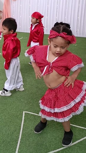 Niños celebran el Día de las Madres al ritmo de la música criolla 'Inga'