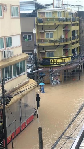 外面水已经涨到机车一半高，整条街都泡在水里。 只能在楼上看着雨停不下，哪里都去不了… | Goh Ai Chin