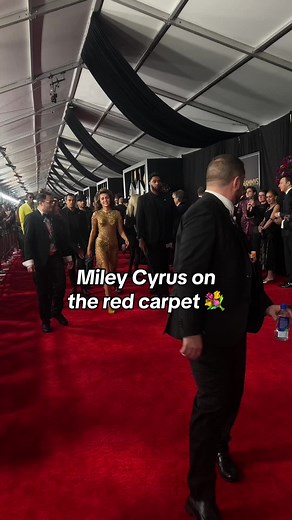Everybody give #MileyCyrus her flowers fod this #GRAMMYs red carpet look! 📣