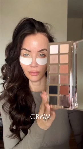 Katie Moyer on Instagram: "Get ready with me! Featuring the @patricktabeauty Major dimensions palette 🎨 @maccosmetics paint pot eyelid primer (soft ochre) @elfcosmetics brow gel @charlottetilbury iconic nude liner, pillow talk matte blush wand, blush stick in pretty glow Mac face and body N4 @natashadenonabeauty concealer N2 @makeupbymario setting powder fair pink @hourglasscosmetics bronzer nude light @danessa_myricks colorfix in bunny @lillylashes self adhesive half lash in wild child @skynic