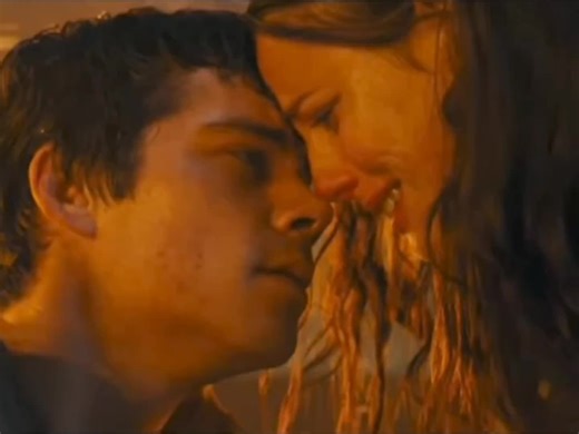 The way they look at each other is too cute #sonyaris #sonyaxaris #themazerunner #tmr #fellowglader