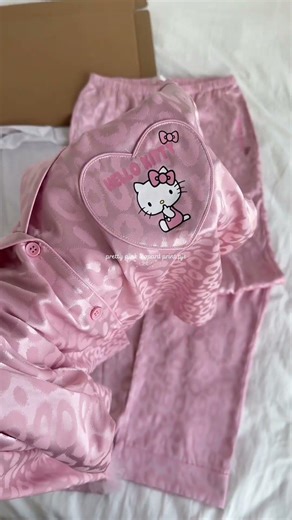 Obsessed with this pink hello kitty leopard print pjs!!😍😍 #hellokitty #sanrio #pjs