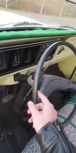 Cum se învărte un volan la o mașină de epocă 👨🏻‍🔧 #oldcar #ford #carlover #romania #masinadeepoca #americanmusclecar #fy #fyp #foryou #tanc