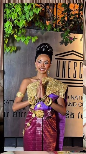 ยื่นให้ผ่านก่อนแล้วค่อยไปยืนถ่ายรูป แบบนี้เรียกแอบอ้าง #ชุดไทย