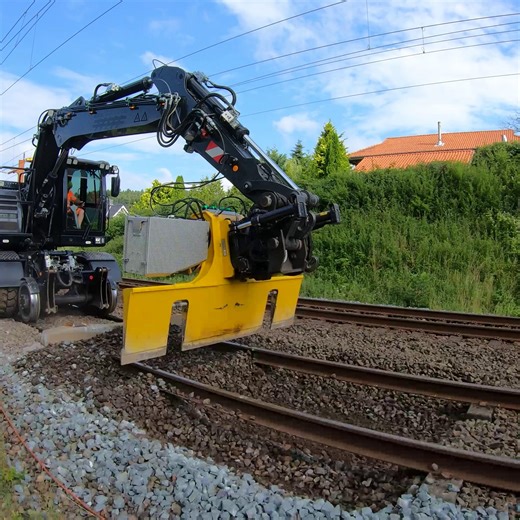 Vi på RF ser oss själva som ett företag som utvecklar och producerar redskap för entreprenadmaskiner, men som de senaste åren fokuserat extra på järnvägsutrustning 🛤️. Detta självklart i nära samarbete med entreprenörer - tillsammans tar vi fram nya lösningar och förbättrar våra befintliga produkter! 👬 | RF-System AB