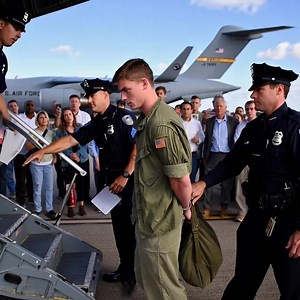 “A soldier was arrested the moment he stepped off the plane for treason. But on the way to prison, everyone froze when they learned what he had done before that.” Captain Jack “Razor” Thompson had always been the underdog in his squadron. At 32, he was the quiet guy from a small Montana ranch – no West Point pedigree, no family connections in the brass. He enlisted at 18 to escape the cows and dirt, earned his wings the hard way through sheer grit, and became one of the Navy’s top F/A-18 Super H
