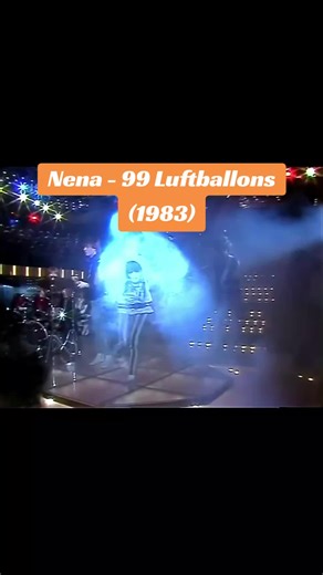 Die Idee zum Liedtext kam dem Bandgitarristen Carlo Karges am 8. Juni 1982 während eines Konzerts der Rolling-Stones in der Waldbühne Berlin. Er beobachtete, wie zu Beginn des Konzerts am Anfang des Openers „Under my Thumb“ eine große Menge bunter Ballons in den Himmel stiegen und fragte sich, was wohl geschähe, wenn die Ballons über die Grenze nach Ost-Berlin treiben und dort eine paranoide Reaktion auslösen würden. Wenig später hatte der Keyboarder der Band, Uwe Fahrenkrog-Petersen, eine Melod