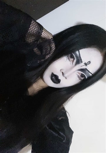 Goth Makeup Look Tutorial: Step-by-Step Guide