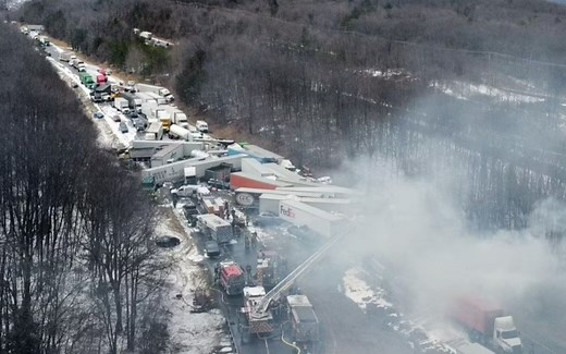 美国发生60辆汽车相撞重大车祸导致多人伤亡，路人拍下现场惨状