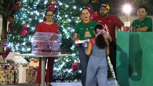 🌲🛴Una tarde mágica llena de risas y espíritu navideño iluminó la Universidad de Colima, donde las niñas y niños de la Familia Universitaria celebraron con alegría la “Navidad UdeC: Encendido del Árbol 2025”. Encabezado por la Lic. Blanca Liliana Díaz Vázquez, presidenta del Voluntariado de la UdeC, el evento reunió a las familias con actividades creativas y divertidas: decoración de esferas, pintacaritas, cartas a Santa y desafíos matemáticos. La tarde cerró con un espectáculo de fuegos artifi