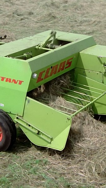 Legends in the field 😎 Proudly presenting one of our first CLAAS baler and forager models in all their historic glory 💚 #claas #claasfarming | CLAAS