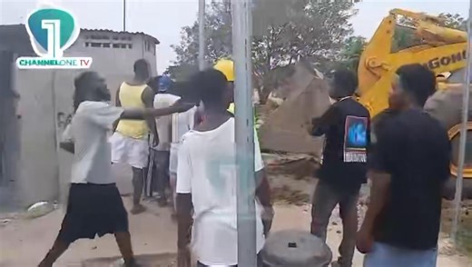 WATCH: The Tema Metropolitan Assembly (TMA) has begun demolishing unauthorized structures near government installations. Despite pleas from some residents to halt the exercise, officials continued the operation — following a moratorium placed in July 2025 on new temporary permits to curb the spread of illegal developments in Tema. #ChannelOneNews #Tema | Citi TV