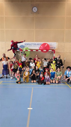 HANDBALLCLUB HOHENEMS on Instagram: "🎭🤩 Faschingsnachmittag beim HC Hohenems 🤾‍♂️🎉 Was für ein kunterbunter Freitag! Von Superhelden 🕷️ über Tiere 🐯 bis hin zu Handballstars 🤾‍♂️🤾– unsere Kids haben die Halle in eine echte Faschingsparty verwandelt! Mit Spiel, Spaß und ganz viel Teamgeist haben wir gemeinsam gelacht, getobt und gefeiert. 💙 Danke an alle Kids, Trainer:innen und Helfer:innen für diesen großartigen Nachmittag! So macht Vereinsleben richtig Spaß! 🙌 #HCHohenems #Fasching202