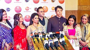 Zee Tv's popular show Meet cast on red of Zee Rishtey awards 2021. Watch the full video for more detail. #Meet #ZeeRishteyAwards #Ashisingh #ShagunPandey | Lehren