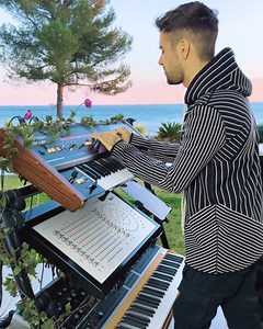 Simbiosi is out on now SuperRare A balance between humanity, technology and nature A collaboration with Dexamol | Anyma