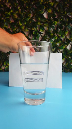 1.3M views · 6K reactions | Haz MAGIA con este EXPERIMENTO ✨ Materiales: - Hoja de papel blanco - Plumones - Vaso transparente - Agua Un interesante experimento para hacerlo con los pequeños de la casa en estas vacaciones  ¡Síguenos para ver más contenido para niños! . . . #exprimentosparaniños #paraniños #parapapas #actividadesparaniños #roveroo #experimentos #refracción | Roveroo | Facebook