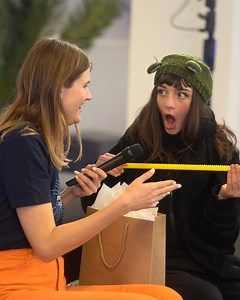 Om de kandidaten van #Eurosong helemaal klaar te stomen voor vanavond, heeft Laura Govaerts nog een verrassing! | VRT 1