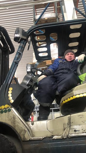 Operating a Forklift: Tips and Techniques in a Warehouse