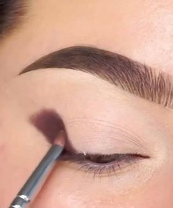 1.3M views · 14K reactions | Pra quem ama ficar com um olhar fatal, aqui vai uma dica de um cut crease lindo pra arrasarem naquela ocasião  Acesse: https://www.jackcosmeticos.com.br/ Loja Física: Rua Frutuoso Rangel, 234 - Centro - Nova Iguaçu #delineado #iluminador #ciliospostiços #make #maquiagem #jackcosmeticos #novaiguaçu #makeup #batom #sombra #cutcrease #maquiagemcolorida #gloss #brilholabial | Mila Cosméticos | Facebook